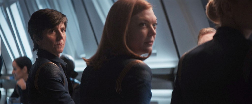 STDP 037 - Star Trek Discovery S2E12 (16:30) - Hugh entering the mess hall.